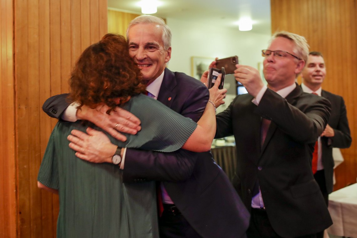 Arbeiderparti-leder Jonas Gahr Støre jubler på partiets valgvake mandag. Flere i kulturlivet reagerer kraftig på politikere de mener ikke overholdt smittevernreglene valgkvelden. Foto: Javad Parsa / NTB Arbeiderparti-leder Jonas Gahr Støre jubler på partiets valgvake mandag. Flere i kulturlivet reagerer kraftig på politikere de mener ikke overholdt smittevernreglene valgkvelden. Foto: Javad Parsa / NTB