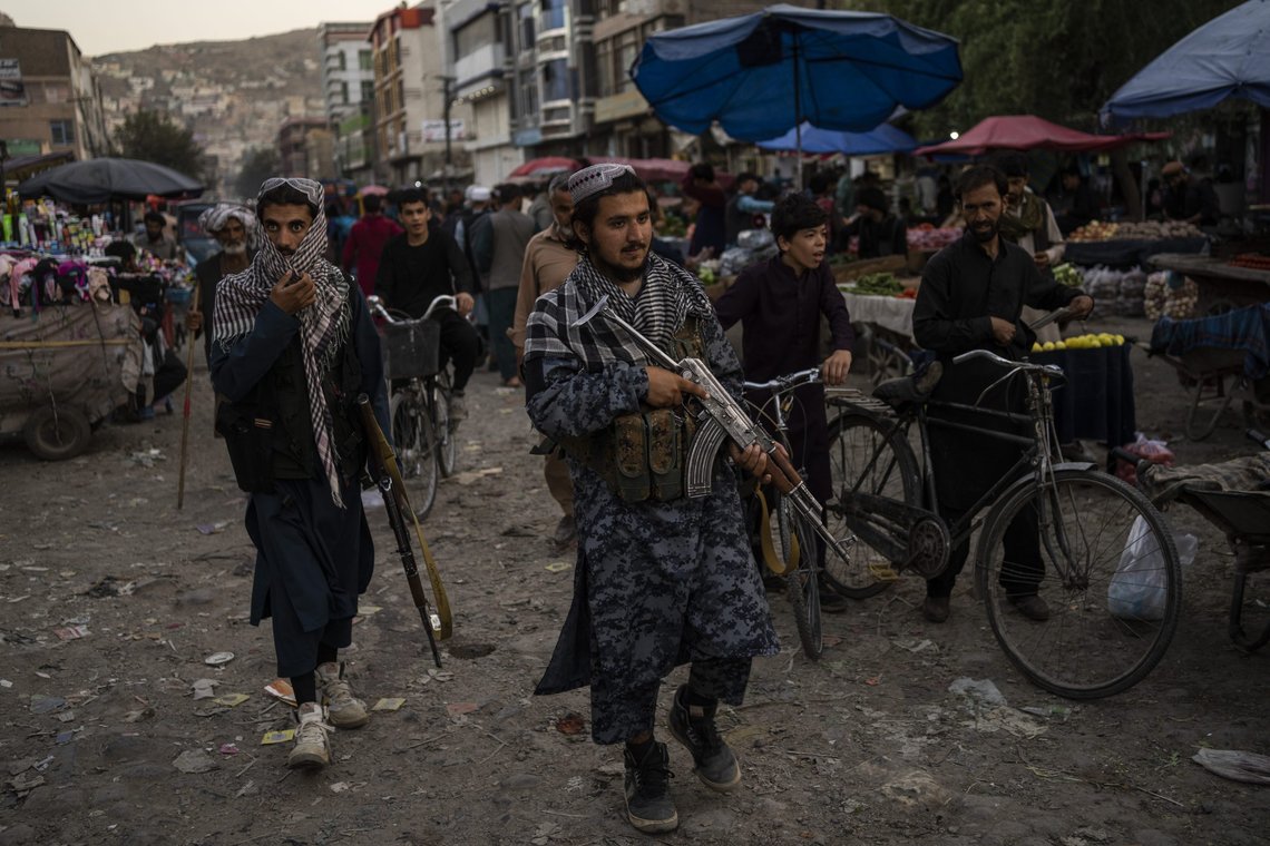 Væpnede Taliban-krigere patruljerer i gatene i Afghanistans hovedstad Kabul. Det fryktes at landet vil gå inn i humanitær krise og økonomisk kollaps i kjølvannet av kaoset forrige måned. Foto: Bernat Armangue / AP / NTB Væpnede Taliban-krigere patruljerer i gatene i Afghanistans hovedstad Kabul. Det fryktes at landet vil gå inn i humanitær krise og økonomisk kollaps i kjølvannet av kaoset forrige måned. Foto: Bernat Armangue / AP / NTB
