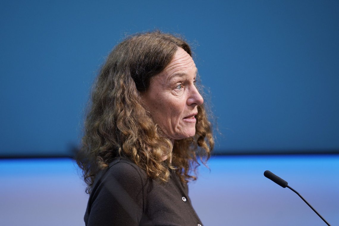 FHI-direktør Camilla Stoltenberg og Folkehelseinstituttet anbefaler at barn og unge født mellom 2006 og 2008 får tilbud om koronavaksine. Her et bilde fra en tidligere pressekonferanse om koronasituasjonen. Foto: Ali Zare / NTB FHI-direktør Camilla Stoltenberg og Folkehelseinstituttet anbefaler at barn og unge født mellom 2006 og 2008 får tilbud om koronavaksine. Her et bilde fra en tidligere pressekonferanse om koronasituasjonen. Foto: Ali Zare / NTB