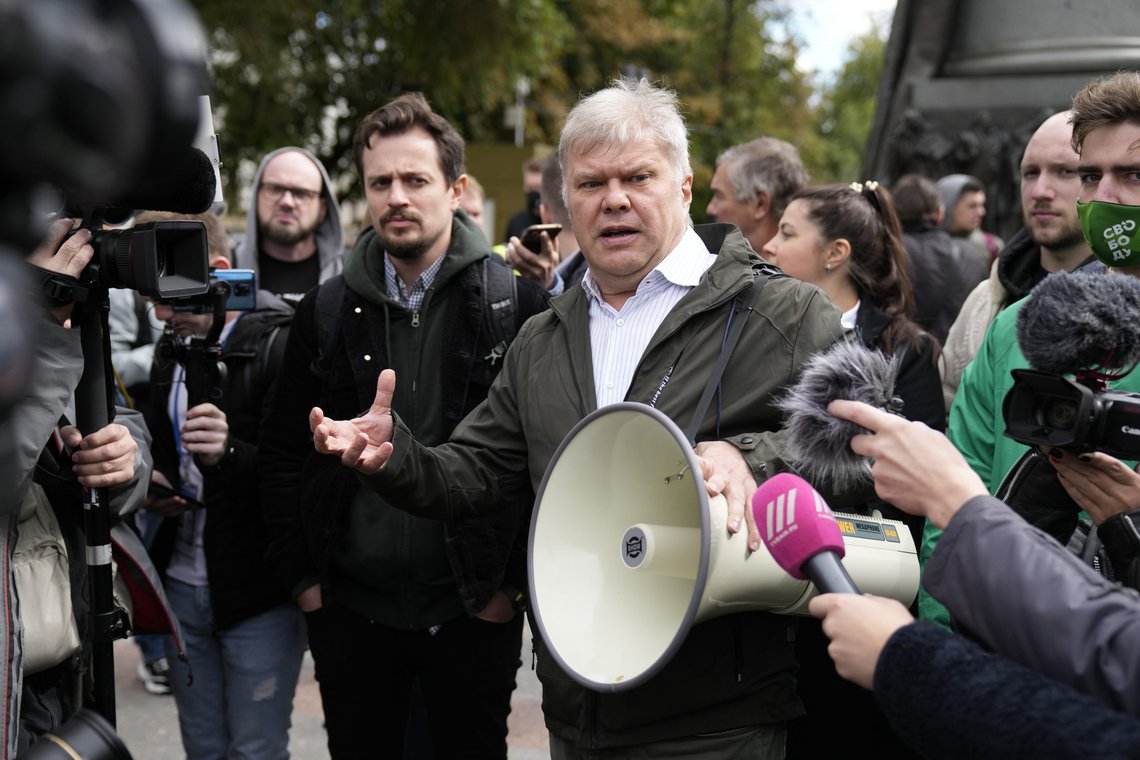 Sergei Mitrokhin, Russian State Duma candidate of the "Yabloko" (Apple) Political Party, speaks as he meets with people in Moscow, Russia, Saturday, Sept. 4, 2021. Mitrokhin talked to his voters about his objection to the law on "foreign agents" ahead of parliamentary election on Sept. 19. (AP Photo/Pavel Golovkin) Sergei Mitrokhin, Russian State Duma candidate of the "Yabloko" (Apple) Political Party, speaks as he meets with people in Moscow, Russia, Saturday, Sept. 4, 2021. Mitrokhin talked to his voters about his objection to the law on "foreign agents" ahead of parliamentary election on Sept. 19. (AP Photo/Pavel Golovkin)
