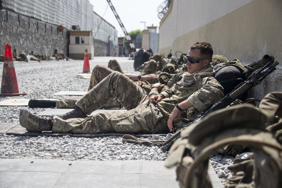 Slitne og utslåtte britiske soldater tar en pust i bakken under evakueringen fra Kabul 23. august i år. Nå er de alle ute, og stammekrigerne fra Taliban har igjen overtatt kontrollen over stammelandet britene aldri har klart å kontrollere. Foto: LPhot Ben Shread/MoD via AP / NTB Slitne og utslåtte britiske soldater tar en pust i bakken under evakueringen fra Kabul 23. august i år. Nå er de alle ute, og stammekrigerne fra Taliban har igjen overtatt kontrollen over stammelandet britene aldri har klart å kontrollere. Foto: LPhot Ben Shread/MoD via AP / NTB