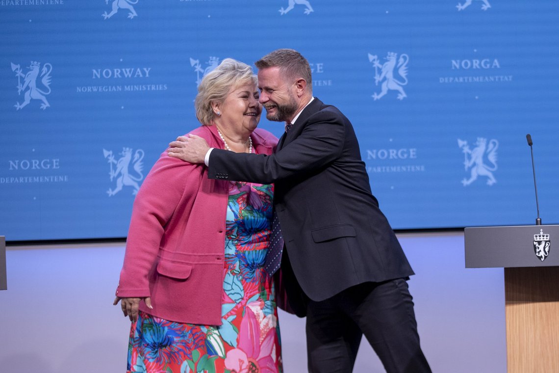 Oslo 20210924.
Statsminister Erna Solberg og helseminister Bent Høie gir hverandre en klem under pressekonferanse om koronasituasjonen.
Foto: Javad Parsa / NTB Oslo 20210924.
Statsminister Erna Solberg og helseminister Bent Høie gir hverandre en klem under pressekonferanse om koronasituasjonen.
Foto: Javad Parsa / NTB