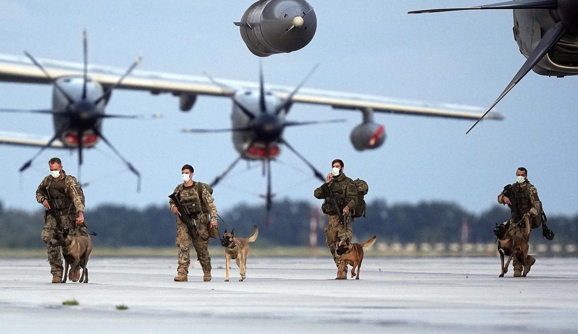Tyske soldater på flybasen i Wunstorf etter at evakueringsoppdraget fra Kabul var fullført. Martin Meissner / AP / NTB Tyske soldater på flybasen i Wunstorf etter at evakueringsoppdraget fra Kabul var fullført. Martin Meissner / AP / NTB