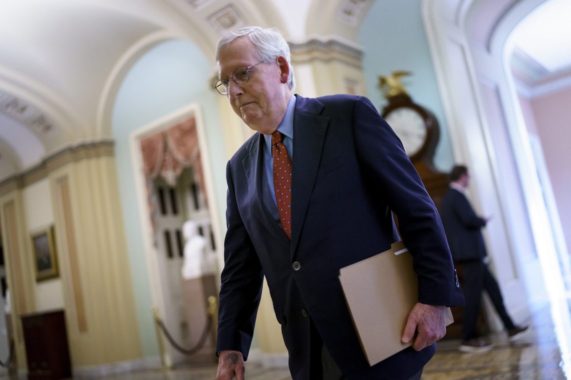 Republikanerne i Senatet, ledet an av Mitch McConnell, blokkerte et lovforslag som ville økt det amerikanske gjeldstaket og finansiert drift av statsapparatet etter førstkommende torsdag. Demokratene vil trolig prøve å ta opp forslaget på nytt senere i uka. Foto: J. Scott Applewhite / AP / NTB Republikanerne i Senatet, ledet an av Mitch McConnell, blokkerte et lovforslag som ville økt det amerikanske gjeldstaket og finansiert drift av statsapparatet etter førstkommende torsdag. Demokratene vil trolig prøve å ta opp forslaget på nytt senere i uka. Foto: J. Scott Applewhite / AP / NTB
