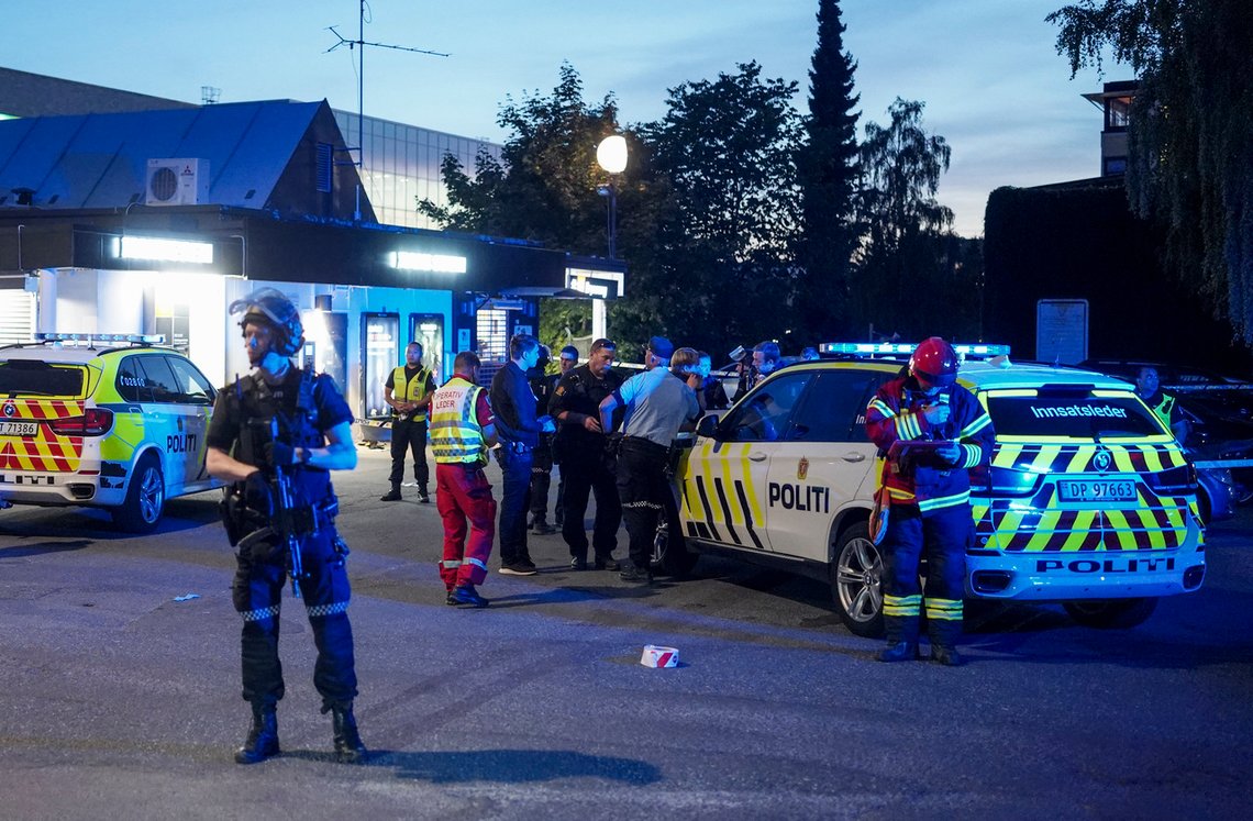Politi og ambulansepersonell ved ved Brynseng T-banestasjon i Oslo, der en person ble skutt mandag kveld. Foto: Fredrik Hagen / NTB Politi og ambulansepersonell ved ved Brynseng T-banestasjon i Oslo, der en person ble skutt mandag kveld. Foto: Fredrik Hagen / NTB