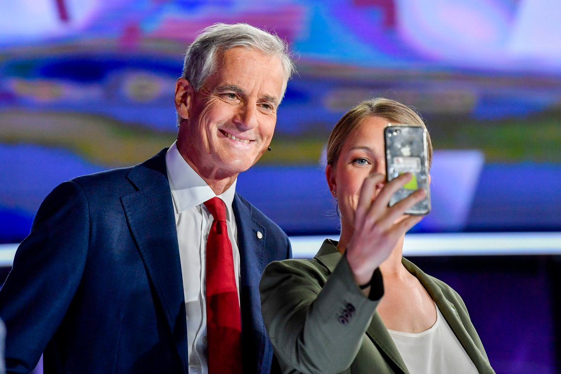 MDG-leder Une Bastholm tar selfie sammen med Arbeiderpartiets leder Jonas Gahr Støre før en partilederdebatt i valgkampen. Det er imidlertid harde fronter mellom de to partiene når det gjelder spørsmålet om oljeleting på norsk sokkel. Foto: Marit Hommedal / NTB MDG-leder Une Bastholm tar selfie sammen med Arbeiderpartiets leder Jonas Gahr Støre før en partilederdebatt i valgkampen. Det er imidlertid harde fronter mellom de to partiene når det gjelder spørsmålet om oljeleting på norsk sokkel. Foto: Marit Hommedal / NTB