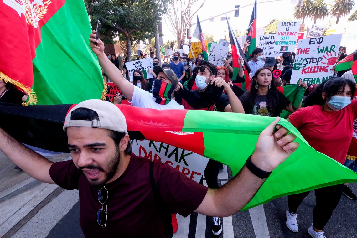 Afghanske migranter i Los Angeles demonstrerer for at diasporaen skal vokse. Biden-administrasjonen trenger ingen demonstrasjon for å doble antallet afghanere i USA. Men det er ikke nok for demonstrantene som vil ha en "Open Door" policy. Foto: AP/Ringo H.W. Chiu/ NTB Afghanske migranter i Los Angeles demonstrerer for at diasporaen skal vokse. Biden-administrasjonen trenger ingen demonstrasjon for å doble antallet afghanere i USA. Men det er ikke nok for demonstrantene som vil ha en "Open Door" policy. Foto: AP/Ringo H.W. Chiu/ NTB