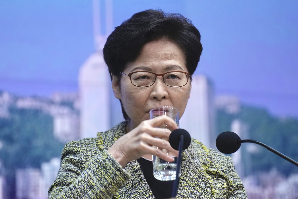 Hongkongs øverste leder Carrie Lam sier at selv de som sverger troskap, kan bli kastet fra sine verv. Foto: Vincent Yu / AP / NTB Hongkongs øverste leder Carrie Lam sier at selv de som sverger troskap, kan bli kastet fra sine verv. Foto: Vincent Yu / AP / NTB