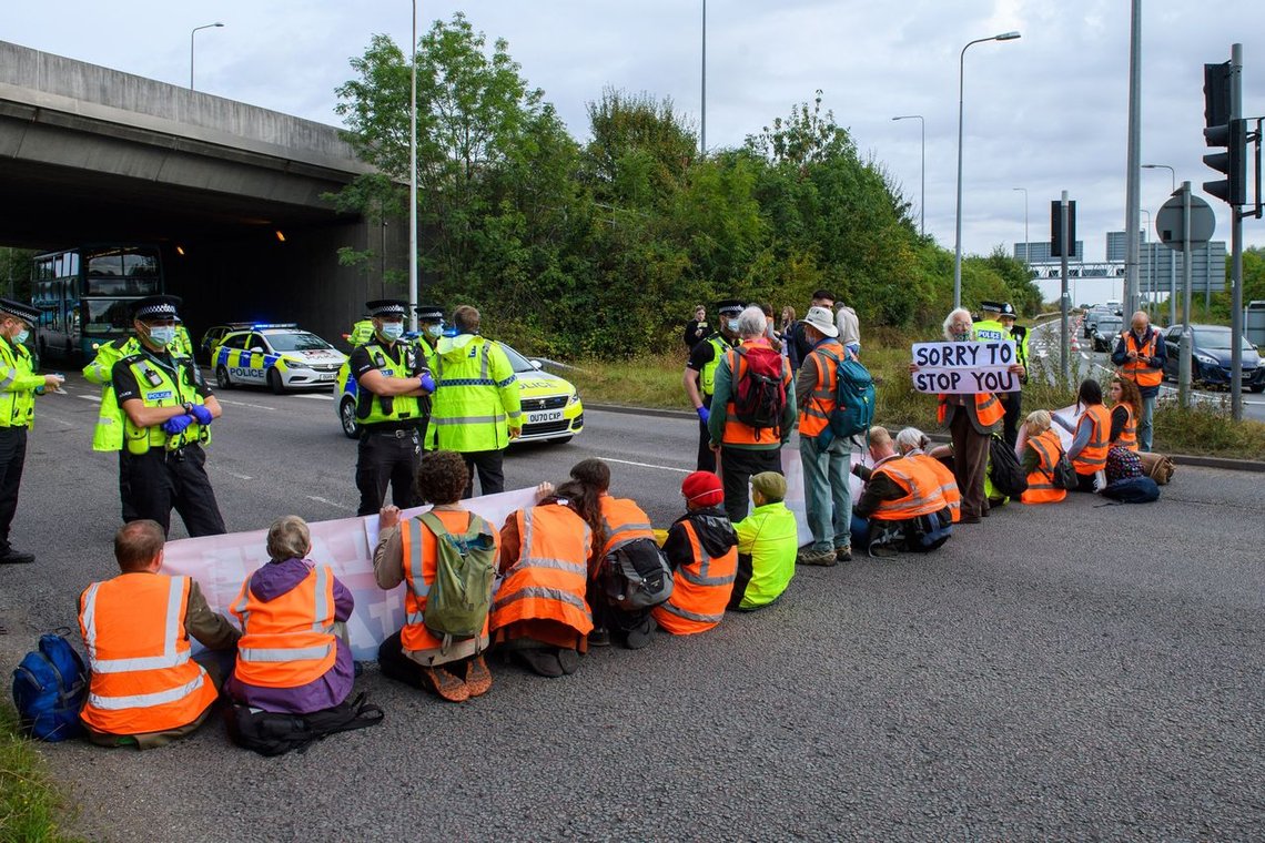 Klimaaktivister fra Insulate Britain sperret M25 i to og en halv time. Ambulanser ble forhindret fra å yte helsehjelp. Politikere og bilister raser mot klimafanatikerne. Foto: Peter Manning/ LNP/ Shutterstock/ NTB Klimaaktivister fra Insulate Britain sperret M25 i to og en halv time. Ambulanser ble forhindret fra å yte helsehjelp. Politikere og bilister raser mot klimafanatikerne. Foto: Peter Manning/ LNP/ Shutterstock/ NTB