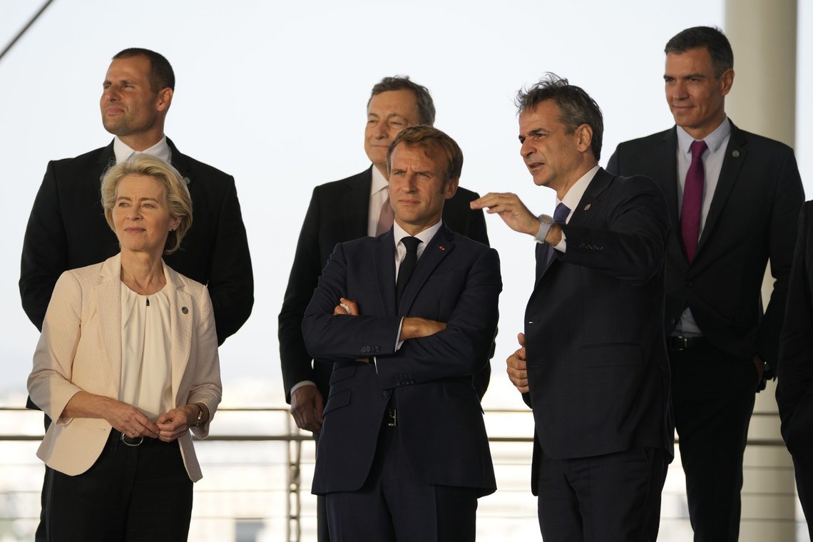 Macron er ydmyket foran øynene på hele verden. Billedtekst: Greek Prime Minister Kyriakos Mitsotakis, right, shows the view of the Greek capital to French President Emmanuel Macron, center, European Commission President Ursula von der Leyen, left, Maltese Prime Minister Robert Abela, left background, Italian Prime Minister Mario Draghi, center background, and Spanish Prime Minister Pedro Sanchez during the EUMED 9 summit at the Stavros Niarchos Foundation Cultural Center in Athens, Friday, Sept. 17, 2021. Nine European countries on the Mediterranean are holding a summit in Athens to discuss issues ranging from climate change and the pandemic response to migration and Afghanistan. (AP Photo/Thanassis Stavrakis) Macron er ydmyket foran øynene på hele verden. Billedtekst: Greek Prime Minister Kyriakos Mitsotakis, right, shows the view of the Greek capital to French President Emmanuel Macron, center, European Commission President Ursula von der Leyen, left, Maltese Prime Minister Robert Abela, left background, Italian Prime Minister Mario Draghi, center background, and Spanish Prime Minister Pedro Sanchez during the EUMED 9 summit at the Stavros Niarchos Foundation Cultural Center in Athens, Friday, Sept. 17, 2021. Nine European countries on the Mediterranean are holding a summit in Athens to discuss issues ranging from climate change and the pandemic response to migration and Afghanistan. (AP Photo/Thanassis Stavrakis)