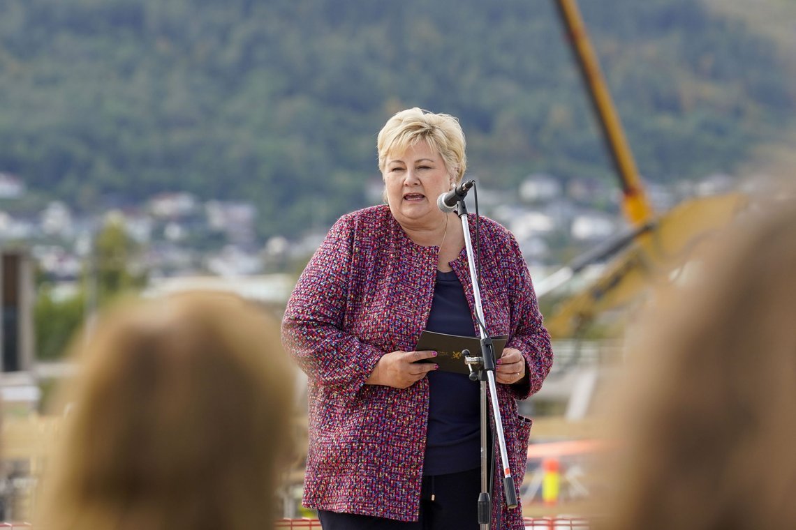 Regjeringen ønsker å innføre én ekstra naturfagstime i uka. Denne skal komme på toppen av de andre timene i ukekalenderen, og kostnaden anslås til 248 millioner kroner i året. Statsminister Erna Solberg (H) sier det er viktig med mer satsing på realfag for gjennomføringen av det grønne skiftet. Foto: Lise Åserud / NTB Regjeringen ønsker å innføre én ekstra naturfagstime i uka. Denne skal komme på toppen av de andre timene i ukekalenderen, og kostnaden anslås til 248 millioner kroner i året. Statsminister Erna Solberg (H) sier det er viktig med mer satsing på realfag for gjennomføringen av det grønne skiftet. Foto: Lise Åserud / NTB