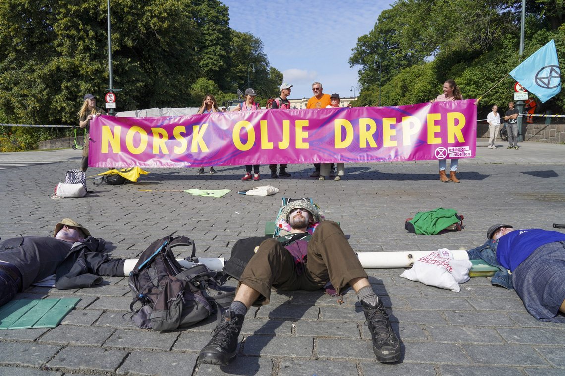 Aktivister fra Extinction Rebellion aksjonerer foran Slottet i Oslo tirsdag 24. august. Foto: Ole Berg-Rusten / NTB Aktivister fra Extinction Rebellion aksjonerer foran Slottet i Oslo tirsdag 24. august. Foto: Ole Berg-Rusten / NTB