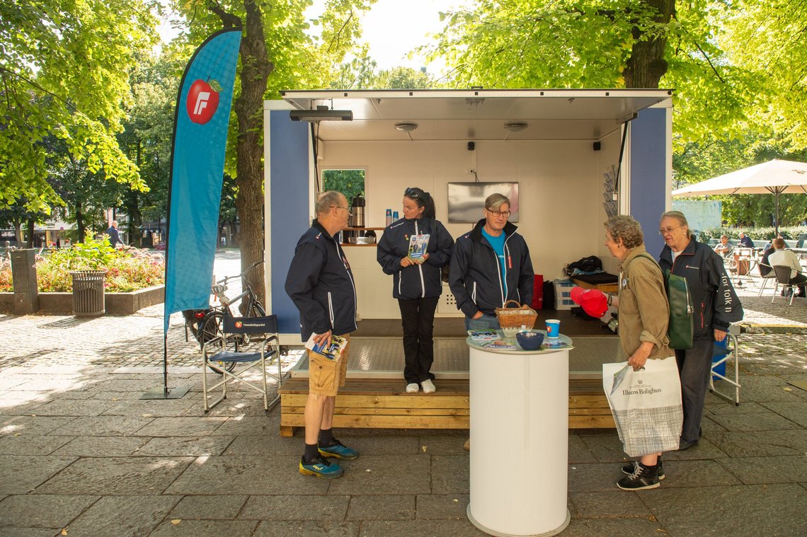 Oslo 20210820.
Valgbodene holder åpent på Karl Johan infor Stortingsvalget. Her er Fremskrittspartiets valgbod og i den står Monika Irene Gregersen (t.v), Christian Tybring Gjedde, Anne Margrete Halvorsen, Ann Elseth og Tore Wiik.
Foto: Annika Byrde / NTB Oslo 20210820.
Valgbodene holder åpent på Karl Johan infor Stortingsvalget. Her er Fremskrittspartiets valgbod og i den står Monika Irene Gregersen (t.v), Christian Tybring Gjedde, Anne Margrete Halvorsen, Ann Elseth og Tore Wiik.
Foto: Annika Byrde / NTB