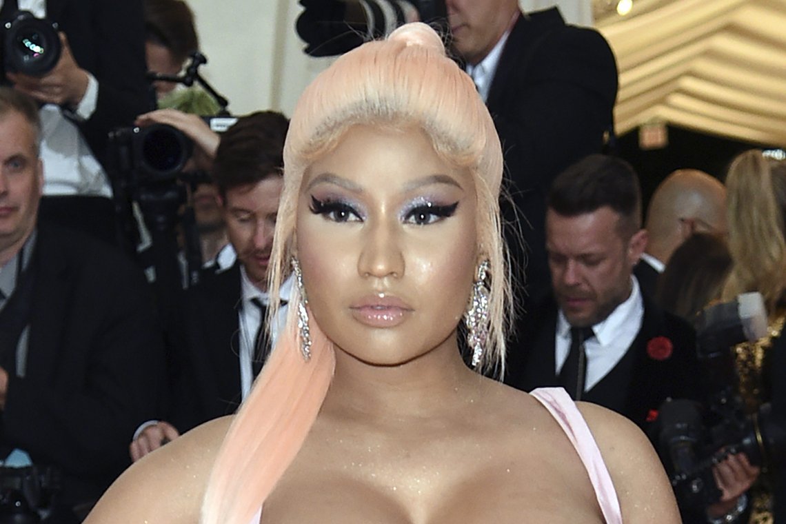 Nicki Minaj har vært ute en vinternatt før: FILE - In this Monday, May 6, 2019, file photo, Nicki Minaj attends The Metropolitan Museum of Art's Costume Institute benefit gala in New York. Minajs mother has filed a $150 million lawsuit against the man who is accused of killing the rapper's father in a hit-and-run crash in February 2021. (Photo by Evan Agostini/Invision/AP, File/NTB Nicki Minaj har vært ute en vinternatt før: FILE - In this Monday, May 6, 2019, file photo, Nicki Minaj attends The Metropolitan Museum of Art's Costume Institute benefit gala in New York. Minajs mother has filed a $150 million lawsuit against the man who is accused of killing the rapper's father in a hit-and-run crash in February 2021. (Photo by Evan Agostini/Invision/AP, File/NTB