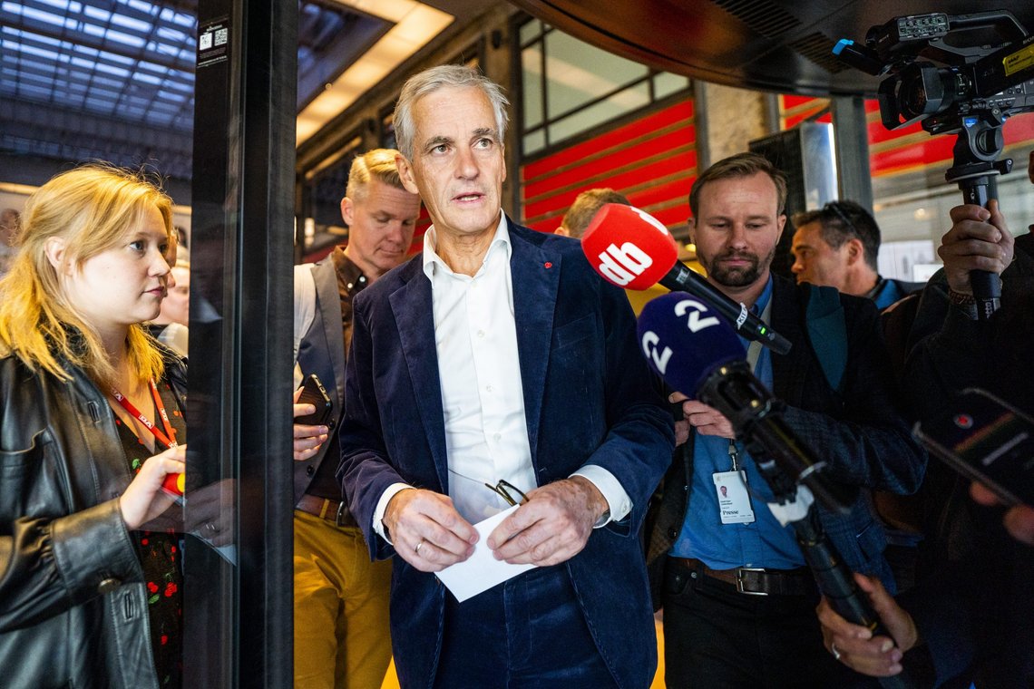 Oslo 20210914.
Ap-leder Jonas Gahr Støre på vei til pressekonferanse dagen etter valgseieren i stortingsvalget 2021. Pressekonferansen finner sted på Folkets Hus i Oslo.
Foto: Håkon Mosvold Larsen / NTB Oslo 20210914.
Ap-leder Jonas Gahr Støre på vei til pressekonferanse dagen etter valgseieren i stortingsvalget 2021. Pressekonferansen finner sted på Folkets Hus i Oslo.
Foto: Håkon Mosvold Larsen / NTB