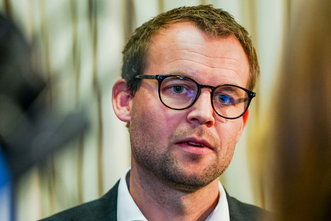 Kjell Ingolf Ropstad møter pressen i Regjeringskvartalet i Oslo. Han risikerer å måtte betale over en million kroner i utestående skatt og tilleggsskatt. Nå øker presset mot KrF-lederen fra alle kanter. Foto: Ali Zare / NTB Kjell Ingolf Ropstad møter pressen i Regjeringskvartalet i Oslo. Han risikerer å måtte betale over en million kroner i utestående skatt og tilleggsskatt. Nå øker presset mot KrF-lederen fra alle kanter. Foto: Ali Zare / NTB