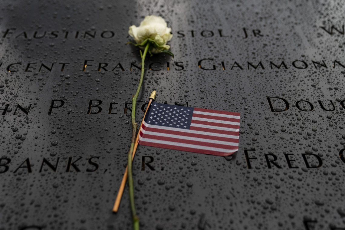 Dagen vi aldri må glemme. Her ser vi navn på noen av de som ble drept denne septemberdagen i 2001, på det nasjonale «September 11 Memorial & Museum», 9. september 2021, Manhattan, New York. Foto: John Minchillo / AP / NTB Dagen vi aldri må glemme. Her ser vi navn på noen av de som ble drept denne septemberdagen i 2001, på det nasjonale «September 11 Memorial & Museum», 9. september 2021, Manhattan, New York. Foto: John Minchillo / AP / NTB