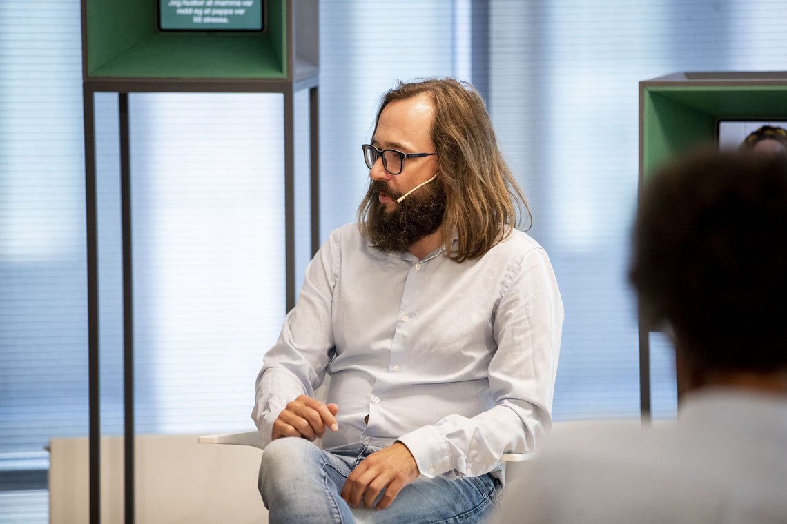 Oslo 20210715.
Åpning av 22. juli-senterets markeringsutstilling. Fotograf Andrea Gjestvang har bidratt med en fotoserie av overlevende og etterlatte. Panelsamtale med blant annet forfatter og journalist Harald Klungtveit.
Foto: Beate Oma Dahle / NTB Oslo 20210715.
Åpning av 22. juli-senterets markeringsutstilling. Fotograf Andrea Gjestvang har bidratt med en fotoserie av overlevende og etterlatte. Panelsamtale med blant annet forfatter og journalist Harald Klungtveit.
Foto: Beate Oma Dahle / NTB