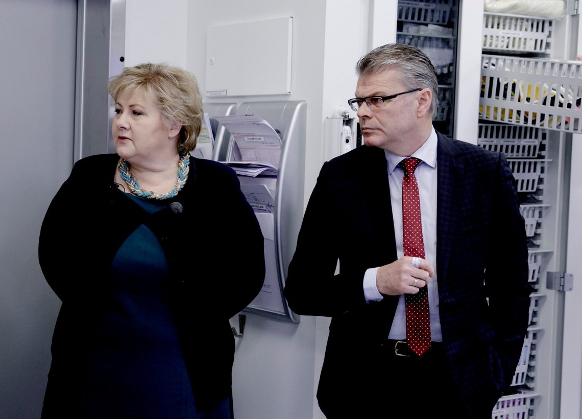 Her sees Herlof Nilssen sammen med statsminister Erna Solberg ved åpningen av den nye mottaksklinikken ved Haukeland Universitetssykehus 28. desember i 2017. Foto: Paul S. Amundsen / NTB Her sees Herlof Nilssen sammen med statsminister Erna Solberg ved åpningen av den nye mottaksklinikken ved Haukeland Universitetssykehus 28. desember i 2017. Foto: Paul S. Amundsen / NTB