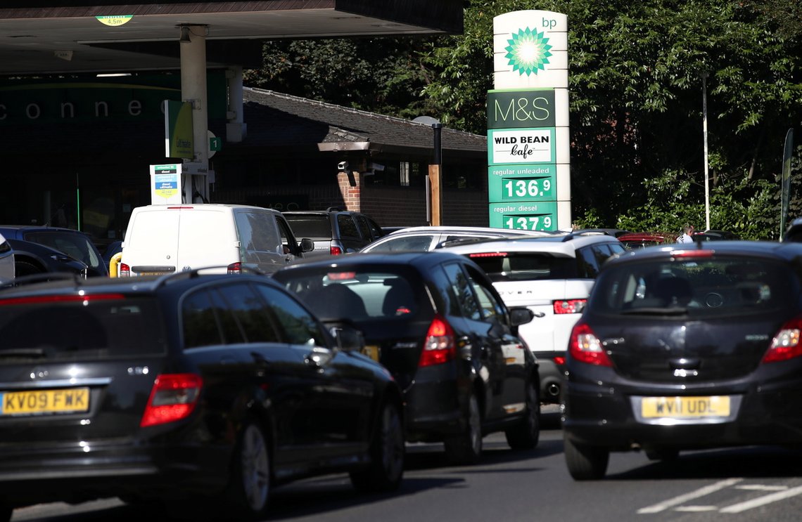 Helgen har vært preget av lange køer og voldelige konfrontasjoner rundt britiske bensinstasjoner. Foto: REUTERS/ Peter Cziborra/ NTB. Helgen har vært preget av lange køer og voldelige konfrontasjoner rundt britiske bensinstasjoner. Foto: REUTERS/ Peter Cziborra/ NTB.