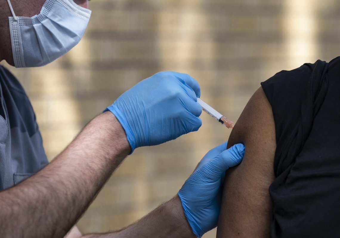 Koronavaksinering kan ikke alene gjøre slutt på pandemien, men er ytterst nødvendig for å holde pandemien i sjakk, mener epidemiologer. Vaksinene er dessuten nødvendig for å hindre alvorlig sykdom og død, og redusere press på helsevesenet, mener WHO. Arkivfoto: Eli Hartman / Odessa American / AP / NTB Koronavaksinering kan ikke alene gjøre slutt på pandemien, men er ytterst nødvendig for å holde pandemien i sjakk, mener epidemiologer. Vaksinene er dessuten nødvendig for å hindre alvorlig sykdom og død, og redusere press på helsevesenet, mener WHO. Arkivfoto: Eli Hartman / Odessa American / AP / NTB