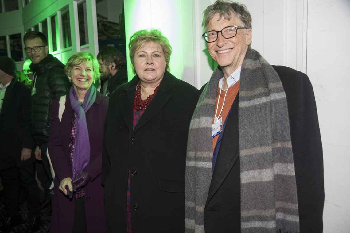 Davos, Sveits 20180124.
Statsminister Erna Solberg venter på en kabelbane sammen med Bill Gates og sjefen i Bill & Melinda Gates Foundation, Susan Desmond-Hellmann i Davos onsdag kveld. De tre skal opp i fjellet for å delta i en middag der tema er Global Goals. Solberg er tilstede under Verdens økonomiske Forum for å bidra til jenters rett til utdanning og FNs bærekraftmål.
Foto: Heiko Junge / NTB Davos, Sveits 20180124.
Statsminister Erna Solberg venter på en kabelbane sammen med Bill Gates og sjefen i Bill & Melinda Gates Foundation, Susan Desmond-Hellmann i Davos onsdag kveld. De tre skal opp i fjellet for å delta i en middag der tema er Global Goals. Solberg er tilstede under Verdens økonomiske Forum for å bidra til jenters rett til utdanning og FNs bærekraftmål.
Foto: Heiko Junge / NTB