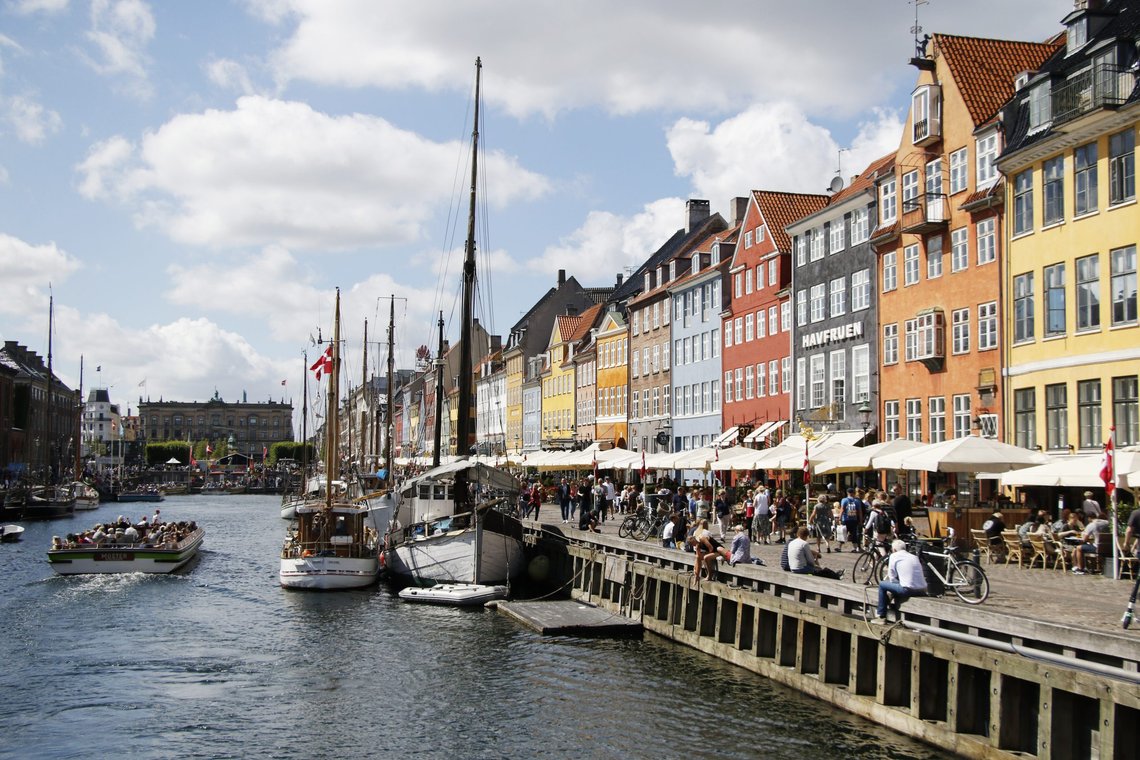 Danmark fjerner blant annet modellen for automatiske lokale nedstenginger. Her koser dansker seg i Københavns havnekvarter Nyhavn. Foto: Erik Johansen / NTB Danmark fjerner blant annet modellen for automatiske lokale nedstenginger. Her koser dansker seg i Københavns havnekvarter Nyhavn. Foto: Erik Johansen / NTB