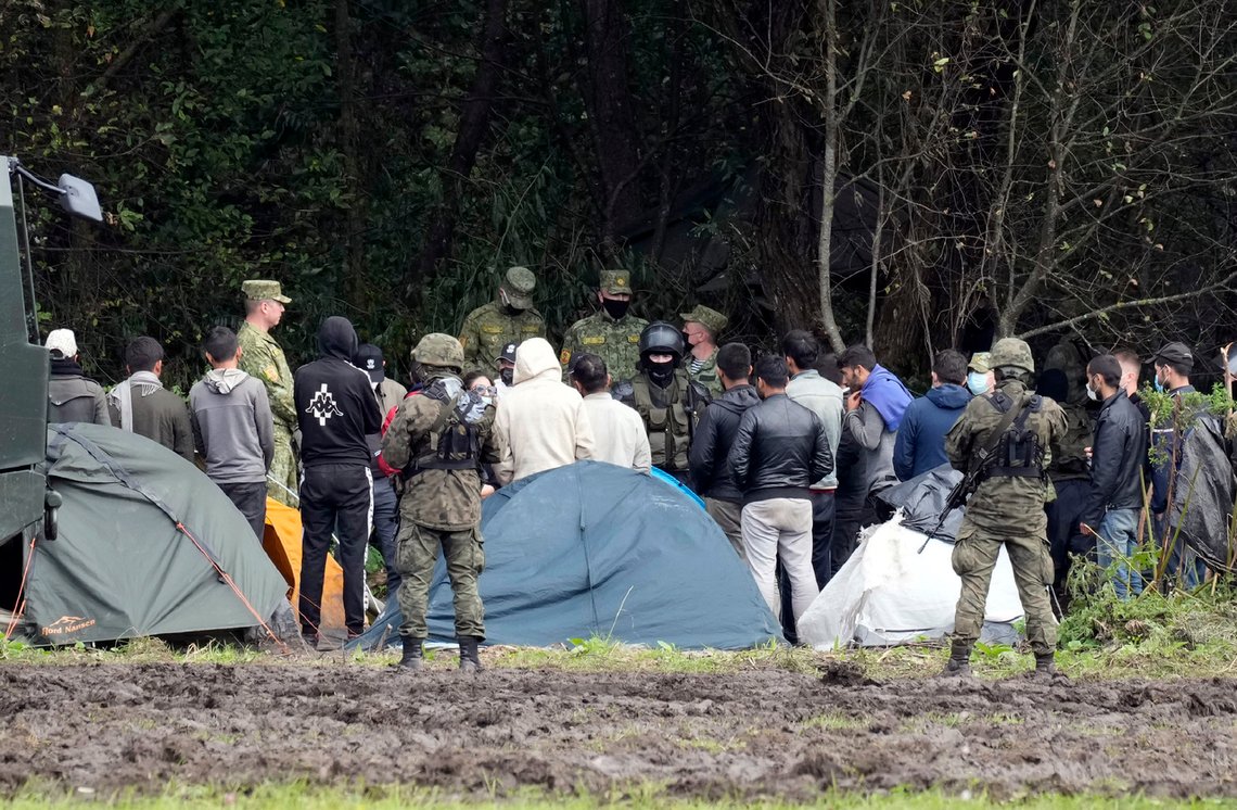 Polske soldater omringer en gruppe migranter som har sittet fast i ingenmannsland mellom Polen og Hviterussland, mellom væpnede soldater på begge sider, i snart en måned. Foto: Czarek Sokolowski / AP / NTB Polske soldater omringer en gruppe migranter som har sittet fast i ingenmannsland mellom Polen og Hviterussland, mellom væpnede soldater på begge sider, i snart en måned. Foto: Czarek Sokolowski / AP / NTB