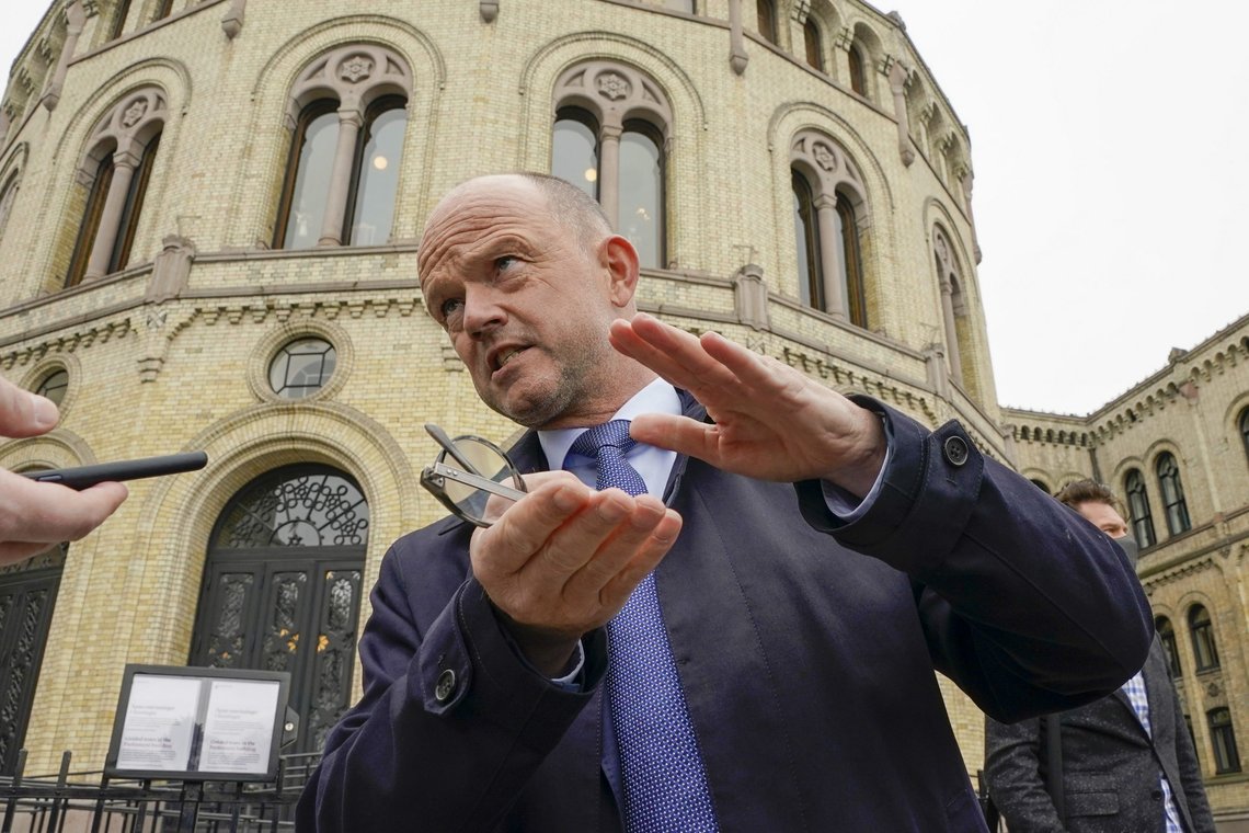 NHOs administrerende direktør Ole Erik Almlid ønsker tett samarbeid med den kommende regjeringen. Han vil ikke ta stilling til om en flertallsregjering eller mindretallsregjering er best, men innrømmer at han syns det er greit at MDG og Rødt ikke får vippemakt i det nye Stortinget. Foto: Lise Åserud / NTB NHOs administrerende direktør Ole Erik Almlid ønsker tett samarbeid med den kommende regjeringen. Han vil ikke ta stilling til om en flertallsregjering eller mindretallsregjering er best, men innrømmer at han syns det er greit at MDG og Rødt ikke får vippemakt i det nye Stortinget. Foto: Lise Åserud / NTB
