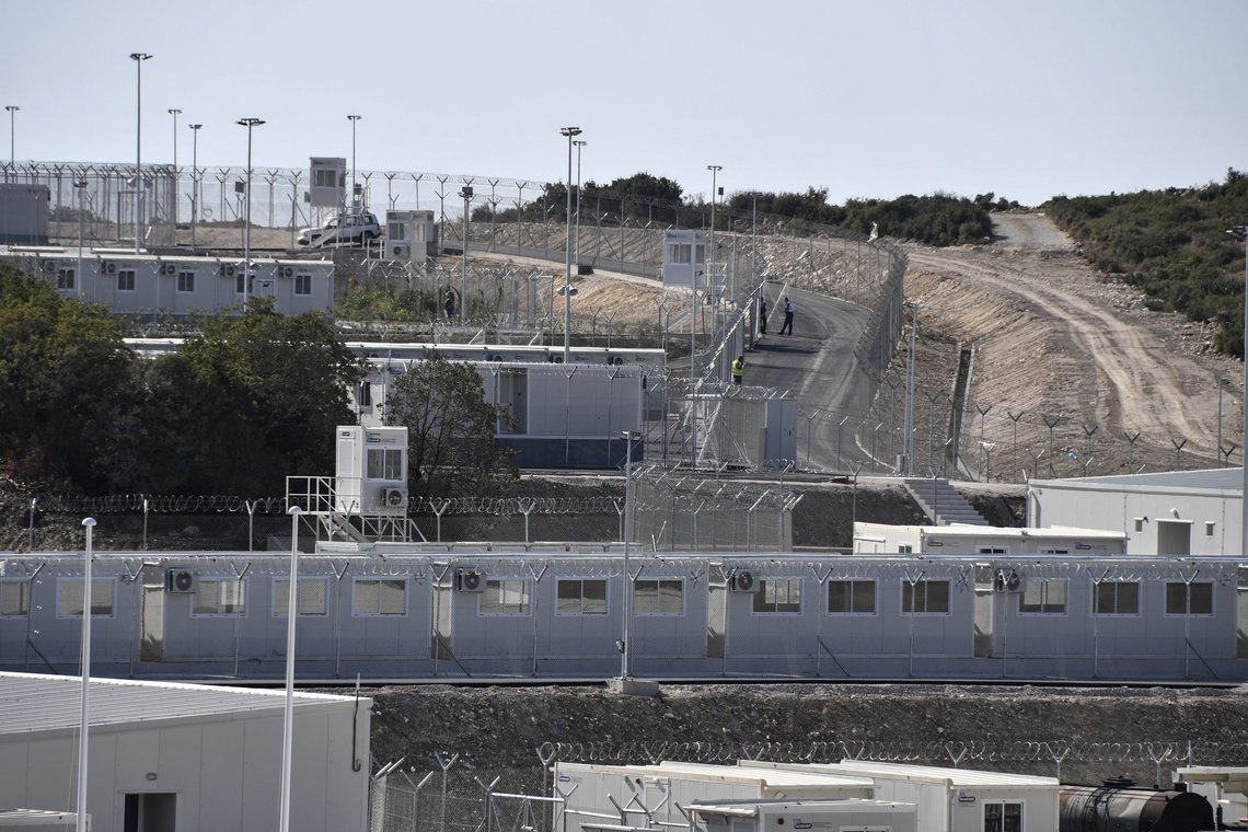 Leiren ble bygget etter avtale med EU, som 121 millioner euro til det greske departementet for migrasjon og asyl. To andre leirer skal også bygges på Lesvos og Chios. Foto: Michael Svarnias / AP / NTB Leiren ble bygget etter avtale med EU, som 121 millioner euro til det greske departementet for migrasjon og asyl. To andre leirer skal også bygges på Lesvos og Chios. Foto: Michael Svarnias / AP / NTB