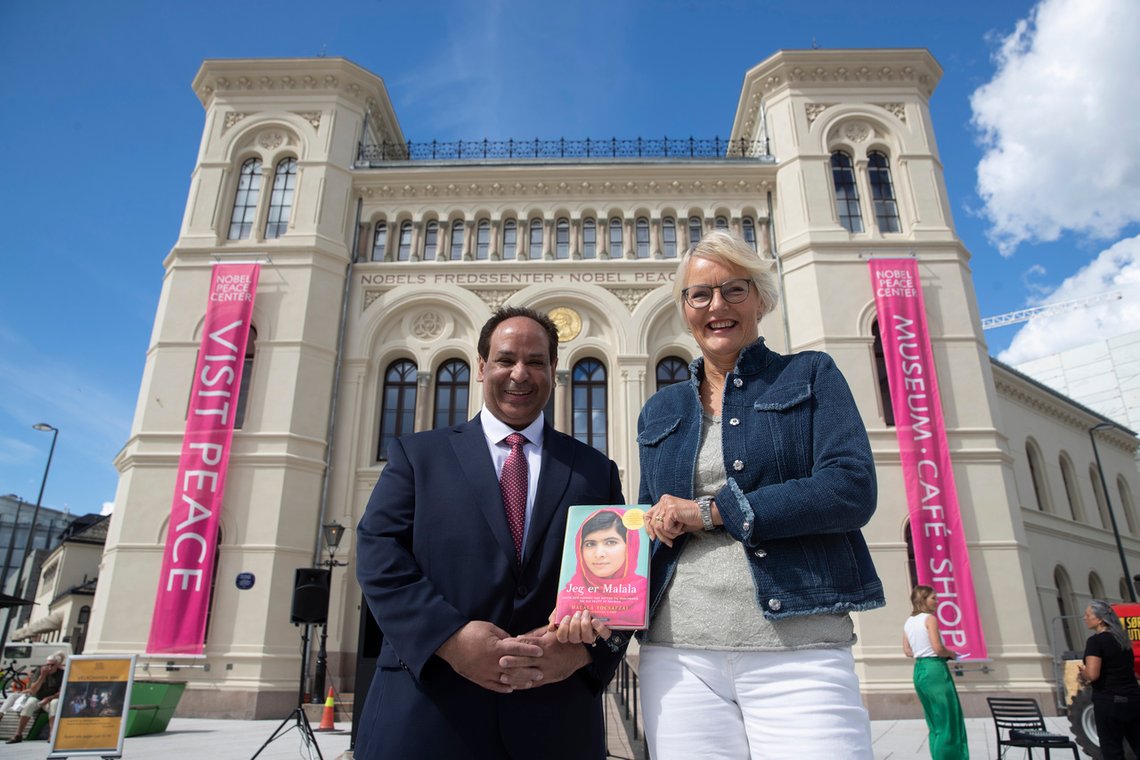 Høyre-politiker Aamir J. Sheikh (t.v.) og direktør for Nobels fredssenter Kjersti Fløgstad i 2020. De feiret fredsprisvinner Malalas bursdagsfeiring og støtter hennes kamp for å hjelpe jentene tilbake til skolebenken når skolene åpner igjen etter korona-krisen. Foto: Berit Roald / NTB Høyre-politiker Aamir J. Sheikh (t.v.) og direktør for Nobels fredssenter Kjersti Fløgstad i 2020. De feiret fredsprisvinner Malalas bursdagsfeiring og støtter hennes kamp for å hjelpe jentene tilbake til skolebenken når skolene åpner igjen etter korona-krisen. Foto: Berit Roald / NTB