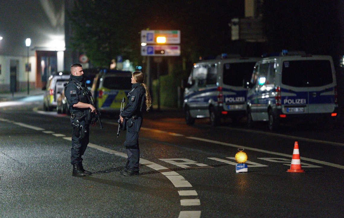 Politibetjenter ved en avsperret gate nær synagogen i Hagen i Tyskland. Foto: Henning Kaiser / AP / NTB Politibetjenter ved en avsperret gate nær synagogen i Hagen i Tyskland. Foto: Henning Kaiser / AP / NTB