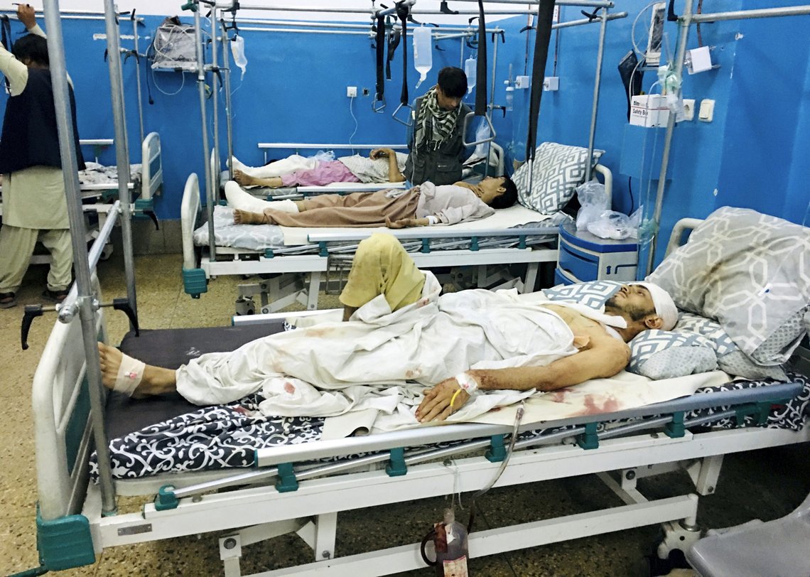 Muligheten til å hjelpe blir mindre dag for dag, sier Afghanistans helseminister Wahid Majrooh. Her ses sårede etter det dødelige angrepet om flyplassen i Kabul 26. august. Foto: Mohammad Asif Khan / AP / NTB Muligheten til å hjelpe blir mindre dag for dag, sier Afghanistans helseminister Wahid Majrooh. Her ses sårede etter det dødelige angrepet om flyplassen i Kabul 26. august. Foto: Mohammad Asif Khan / AP / NTB