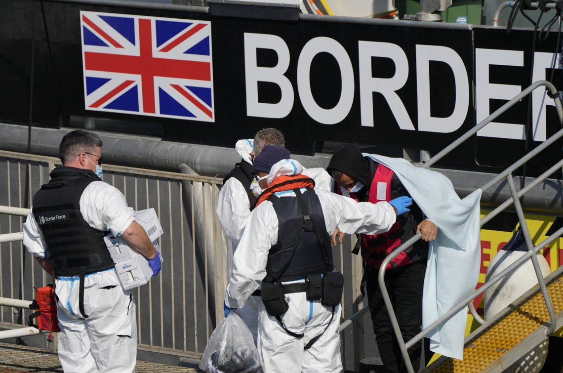 Migranter som har blitt plukket opp i den engelske kanalen går i land i Dover, 16. september 2021. Foto: Alastair Grant / AP / NTB Migranter som har blitt plukket opp i den engelske kanalen går i land i Dover, 16. september 2021. Foto: Alastair Grant / AP / NTB