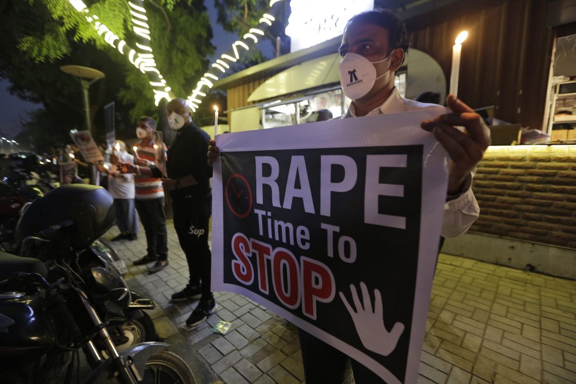 En mann holder en plakat og et lys under en protest mot gjengvoldtekt og drap på en dalittisk kvinne, i Ahmedabad, India, tirsdag 10. oktober. 6, 2020. Foto: Ajit Solanki / AP Photo / NTB En mann holder en plakat og et lys under en protest mot gjengvoldtekt og drap på en dalittisk kvinne, i Ahmedabad, India, tirsdag 10. oktober. 6, 2020. Foto: Ajit Solanki / AP Photo / NTB