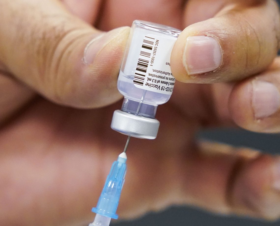 En dose med koronavaksinen fra Pfizer-Biontech. Foto: Lise Åserud / NTB En dose med koronavaksinen fra Pfizer-Biontech. Foto: Lise Åserud / NTB