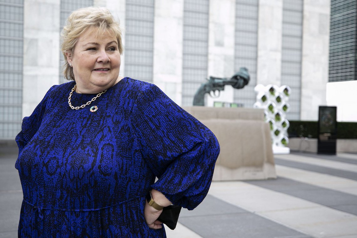 New York, USA 20210920.
FN:s Generalfrsamling 2021. Statsminister Erna Solberg (H) utanfor FN (Non-Violence sculpture i bakgrunden)
Foto: Pontus Hk / NTB New York, USA 20210920.
FN:s Generalfrsamling 2021. Statsminister Erna Solberg (H) utanfor FN (Non-Violence sculpture i bakgrunden)
Foto: Pontus Hk / NTB