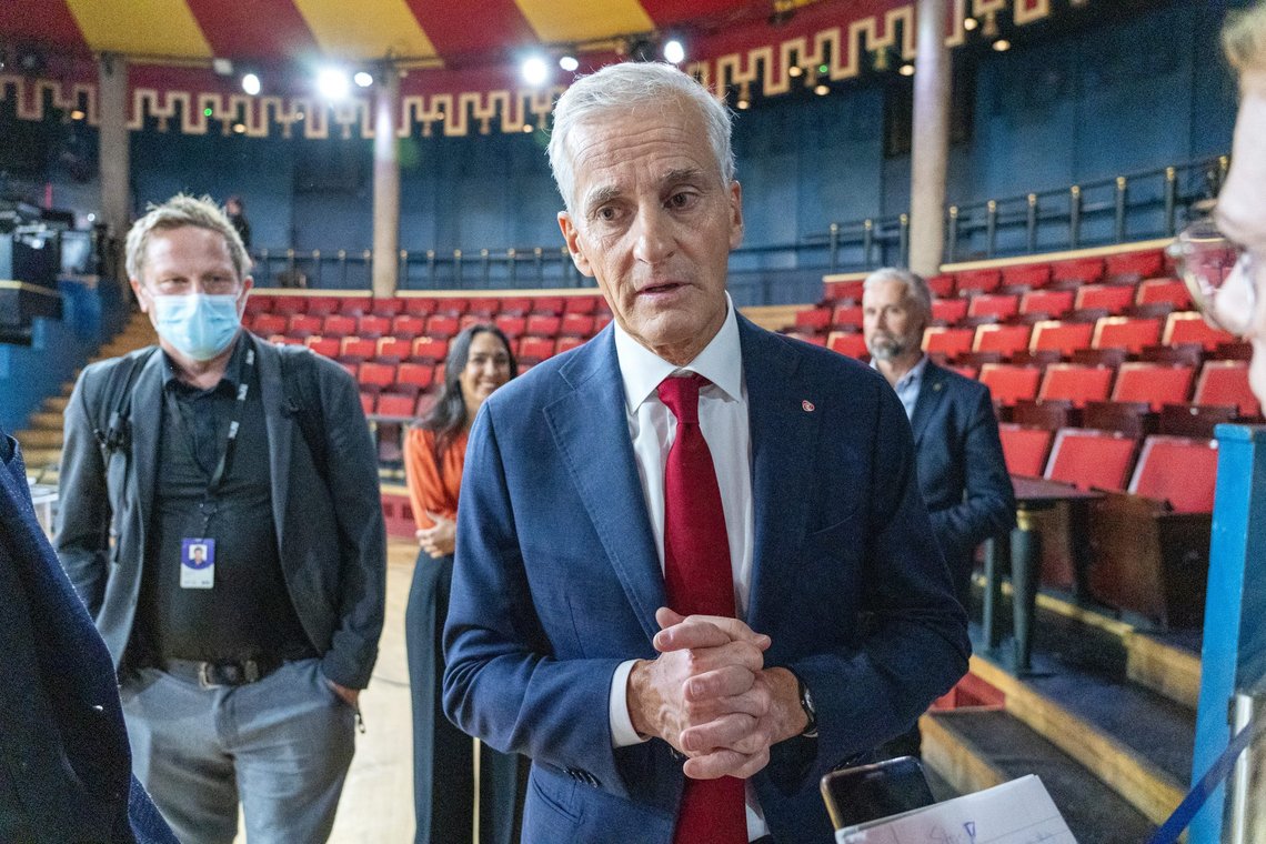 En gruppe AUF-ere hadde samlet seg utenfor Samfundet i Trondheim torsdag kveld eter partilederdebatten, for å gratulere Ap-leder Jonas Gahr Støre med vel blåst debatt. En AUF-er i 20-årene ble slått ned av en mann som skal ha ropt «Breivik hadde rett. Dere skal alle dø». Foto: Gorm Kallestad / NTB En gruppe AUF-ere hadde samlet seg utenfor Samfundet i Trondheim torsdag kveld eter partilederdebatten, for å gratulere Ap-leder Jonas Gahr Støre med vel blåst debatt. En AUF-er i 20-årene ble slått ned av en mann som skal ha ropt «Breivik hadde rett. Dere skal alle dø». Foto: Gorm Kallestad / NTB