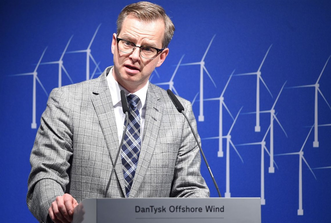 Mikael Damberg som en moderne utgave av ridderen Don Quijote, som jakter på vindmøller. Frykten for rasismeanklager er unnskyldning for å ikke gjøre jobben sin. Foto: REUTERS/ Fabian Bimmer/ NTB Mikael Damberg som en moderne utgave av ridderen Don Quijote, som jakter på vindmøller. Frykten for rasismeanklager er unnskyldning for å ikke gjøre jobben sin. Foto: REUTERS/ Fabian Bimmer/ NTB
