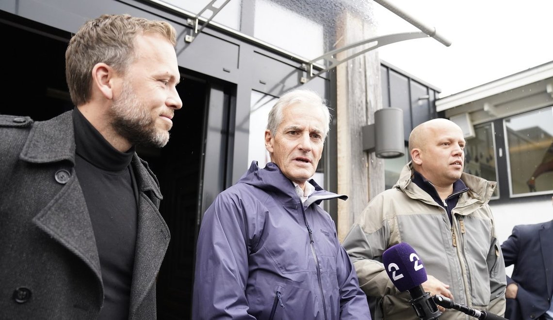 Audun Lysbakken (SV), Jonas Gahr Støre (Ap) og Trygve Slagsvold Vedum (Sp) møter pressen på Hurdalsjøen hotell etter sonderinger om regjeringsforhandlinger mellom Ap, SV og Sp som startet på torsdag. Et av stridstemaene er CO2-avgiften. Foto: Torstein Bøe / NTB Audun Lysbakken (SV), Jonas Gahr Støre (Ap) og Trygve Slagsvold Vedum (Sp) møter pressen på Hurdalsjøen hotell etter sonderinger om regjeringsforhandlinger mellom Ap, SV og Sp som startet på torsdag. Et av stridstemaene er CO2-avgiften. Foto: Torstein Bøe / NTB