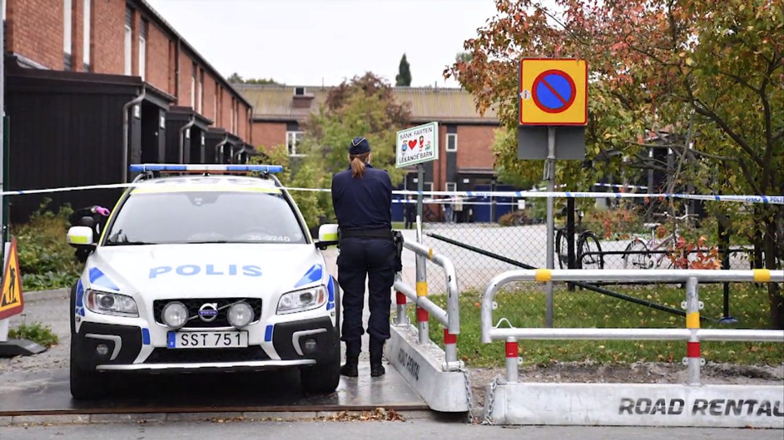 En håndgranat ble kastet mot en sovende familie, samme dag som den svenske regjeringen la fram et budsjettforslag som inkluderte større investeringer i permisjon enn sikkerhet.
Foto: Skjermbilde video TV4 En håndgranat ble kastet mot en sovende familie, samme dag som den svenske regjeringen la fram et budsjettforslag som inkluderte større investeringer i permisjon enn sikkerhet.
Foto: Skjermbilde video TV4