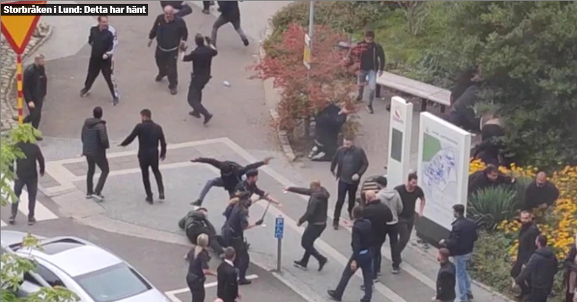 Voldsomme gatekamper mellom to klaner i Lund sentrum. Foto: Skjermdump video/Expressen Voldsomme gatekamper mellom to klaner i Lund sentrum. Foto: Skjermdump video/Expressen