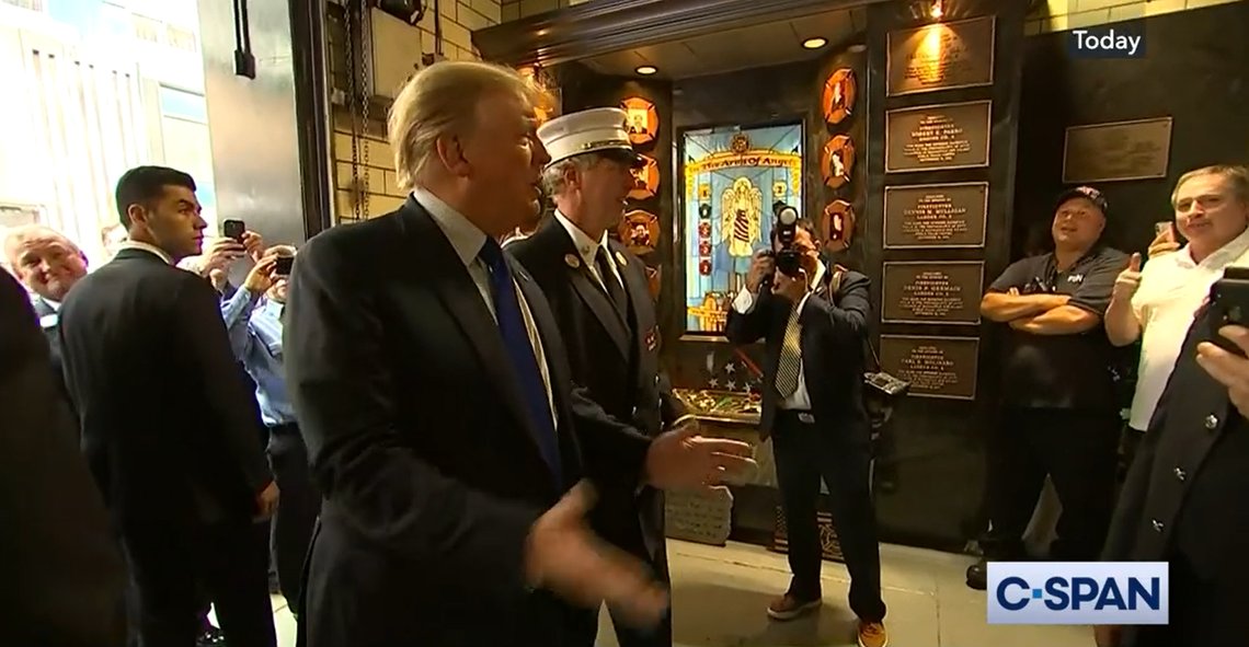 Donald Trump ble mottatt som en superstjerne da han besøkte New York Fire Department 11. september. Skjermdump C-SPAN Donald Trump ble mottatt som en superstjerne da han besøkte New York Fire Department 11. september. Skjermdump C-SPAN