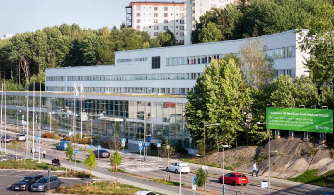 En mann drev produksjon av sprengstoff i sitt hjem i Stockholm, og er nå tiltalt for grove forbrytelser. Saken mot 61-åringen skal føres i Södertörns tingsrätt. Foto: Domstol.se En mann drev produksjon av sprengstoff i sitt hjem i Stockholm, og er nå tiltalt for grove forbrytelser. Saken mot 61-åringen skal føres i Södertörns tingsrätt. Foto: Domstol.se