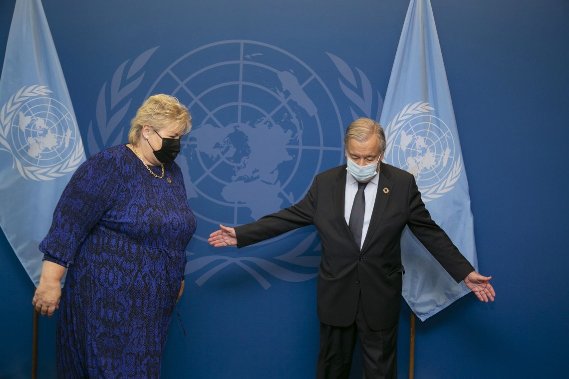 New York, USA 20210920.
FN:s Generalforsamling 2021. Statsminister Erna Solberg treffer FNs generalsekretær António Guterres.
Foto: Pontus Höök / NTB New York, USA 20210920.
FN:s Generalforsamling 2021. Statsminister Erna Solberg treffer FNs generalsekretær António Guterres.
Foto: Pontus Höök / NTB
