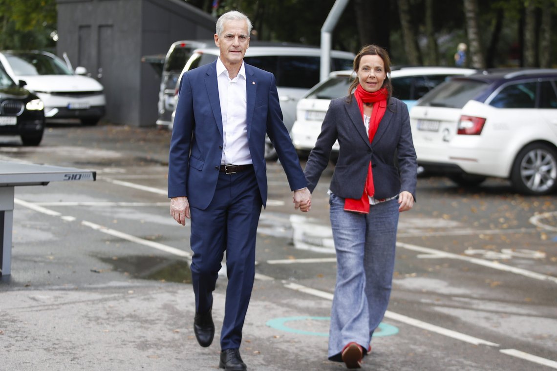Oslo 20210912.
Ap-leder Jonas Gahr Støre og hans kone Marit Slagsvold på vei for å avgi sine stemmer i stortingsvalget 2021 på Svendstuen skole søndag formiddag.
Foto: Javad Parsa / NTB Oslo 20210912.
Ap-leder Jonas Gahr Støre og hans kone Marit Slagsvold på vei for å avgi sine stemmer i stortingsvalget 2021 på Svendstuen skole søndag formiddag.
Foto: Javad Parsa / NTB