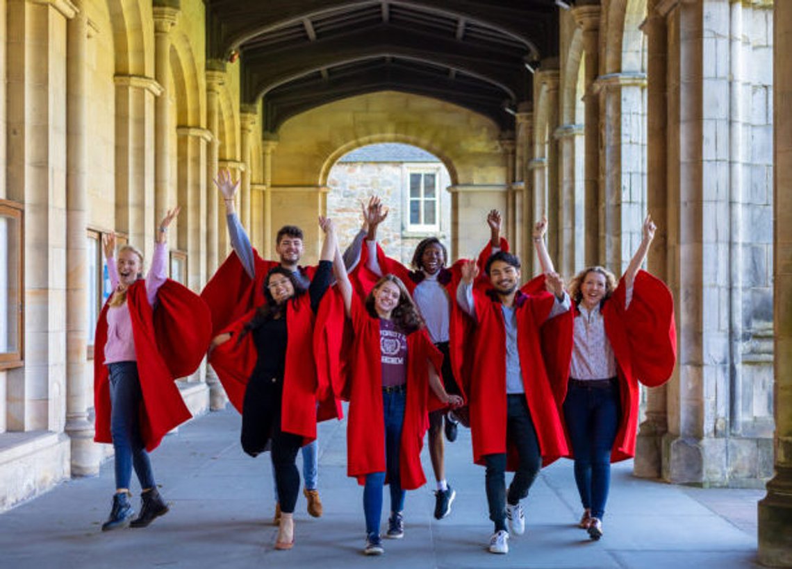Studenter ved St Andrews University jubler over hjernevasken de utsettes for, inspirert av studentenes egne foreninger. Foto St Andrews/Facebook Studenter ved St Andrews University jubler over hjernevasken de utsettes for, inspirert av studentenes egne foreninger. Foto St Andrews/Facebook