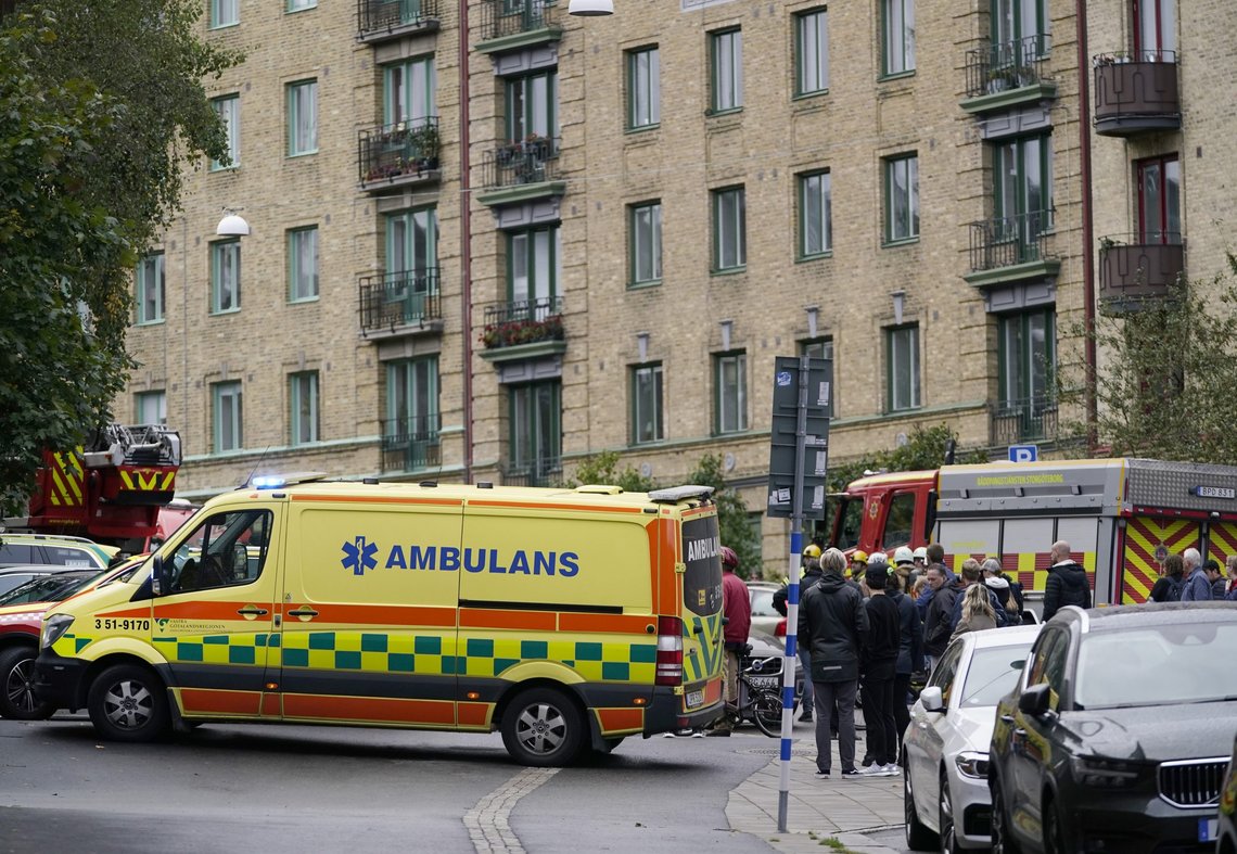 GÖTEBORG, SVERIGE 20210930.
Polisen har spärrat av området vid vårdcentralen på Vegatan i området Olivedal i Göteborg på torsdagseftermiddagen. Polisen har fått ett larm om explosionsrisk och överhängande fara och bett räddningstjänst och ambulans att bistå vid insatsen.
Foto: Björn Larsson Rosvall/TT / NTB GÖTEBORG, SVERIGE 20210930.
Polisen har spärrat av området vid vårdcentralen på Vegatan i området Olivedal i Göteborg på torsdagseftermiddagen. Polisen har fått ett larm om explosionsrisk och överhängande fara och bett räddningstjänst och ambulans att bistå vid insatsen.
Foto: Björn Larsson Rosvall/TT / NTB