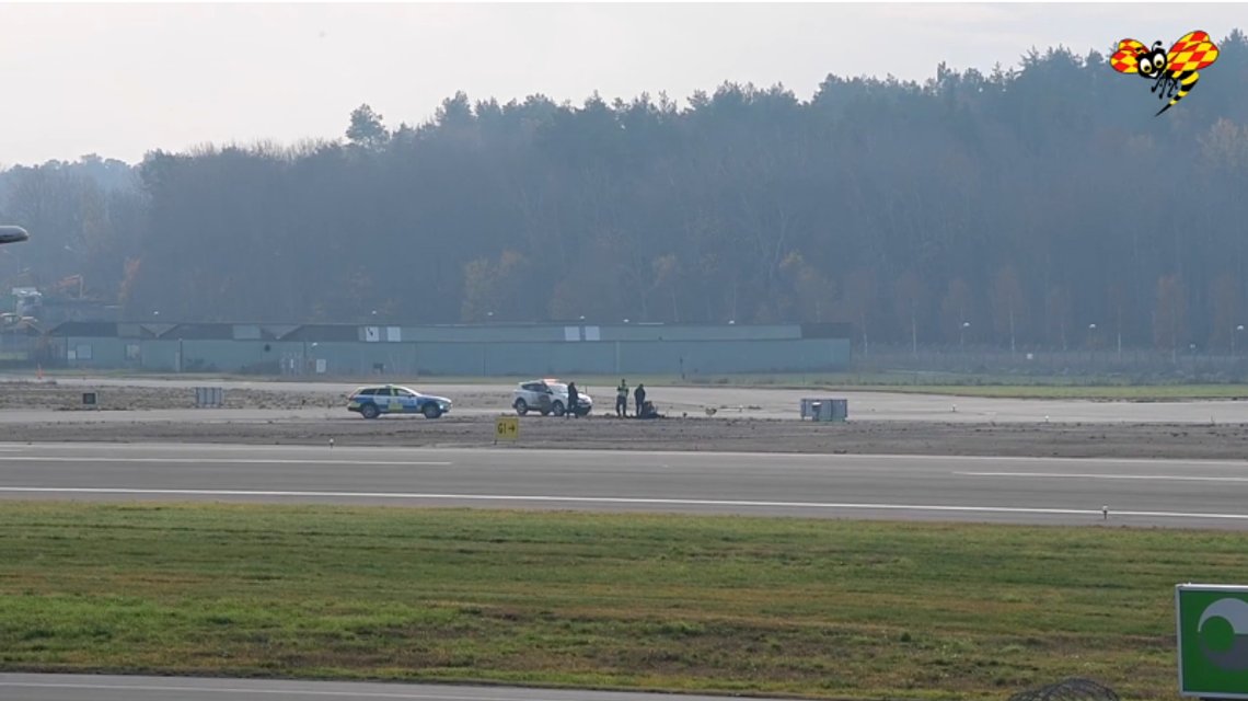 Flytrafikken på Bromma flyplass i Stockholm ble stoppet etter at aktivister limte seg fast til rullebanen.
Foto: Skjermdump Expressen Flytrafikken på Bromma flyplass i Stockholm ble stoppet etter at aktivister limte seg fast til rullebanen.
Foto: Skjermdump Expressen