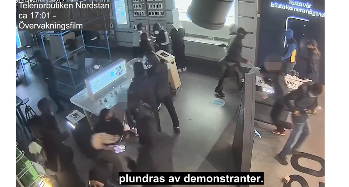 BLM har fått voksne mennesker til å knele, og de har utvilsomt satt rasisme på dagsorden over hele verden. Men de har også gjort seg bemerket med demonstrasjoner og ødeleggelser over hele verden, slik som på dette bildet. Dette er ikke USA, men Telenor-butikken i Malmø som plyndres av innvandrere under dekke av BLM-demonstrasjonene i juni 2020. Demonstrasjonene har kostet hundrevis av millioner dollar, og nå settes bevegelsen under etterforskning for svindel i flere amerikanske delstater. BLM har fått voksne mennesker til å knele, og de har utvilsomt satt rasisme på dagsorden over hele verden. Men de har også gjort seg bemerket med demonstrasjoner og ødeleggelser over hele verden, slik som på dette bildet. Dette er ikke USA, men Telenor-butikken i Malmø som plyndres av innvandrere under dekke av BLM-demonstrasjonene i juni 2020. Demonstrasjonene har kostet hundrevis av millioner dollar, og nå settes bevegelsen under etterforskning for svindel i flere amerikanske delstater.